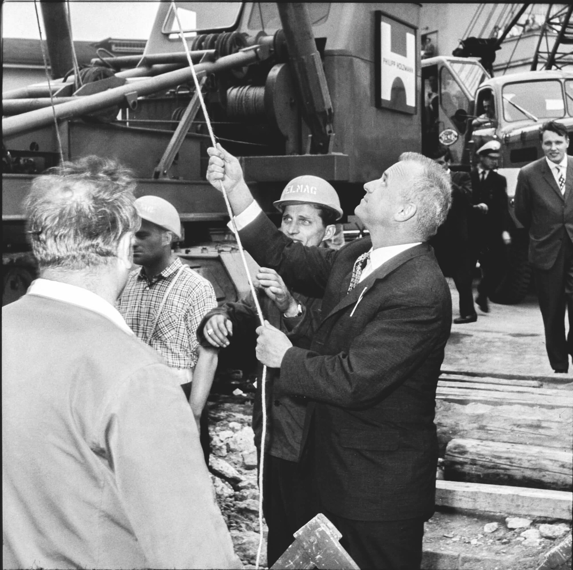 Walter Möller bei der Inbetriebnahme der Dampframme, dem offiziellen Baubeginn der Frankfurter U-Bahn.