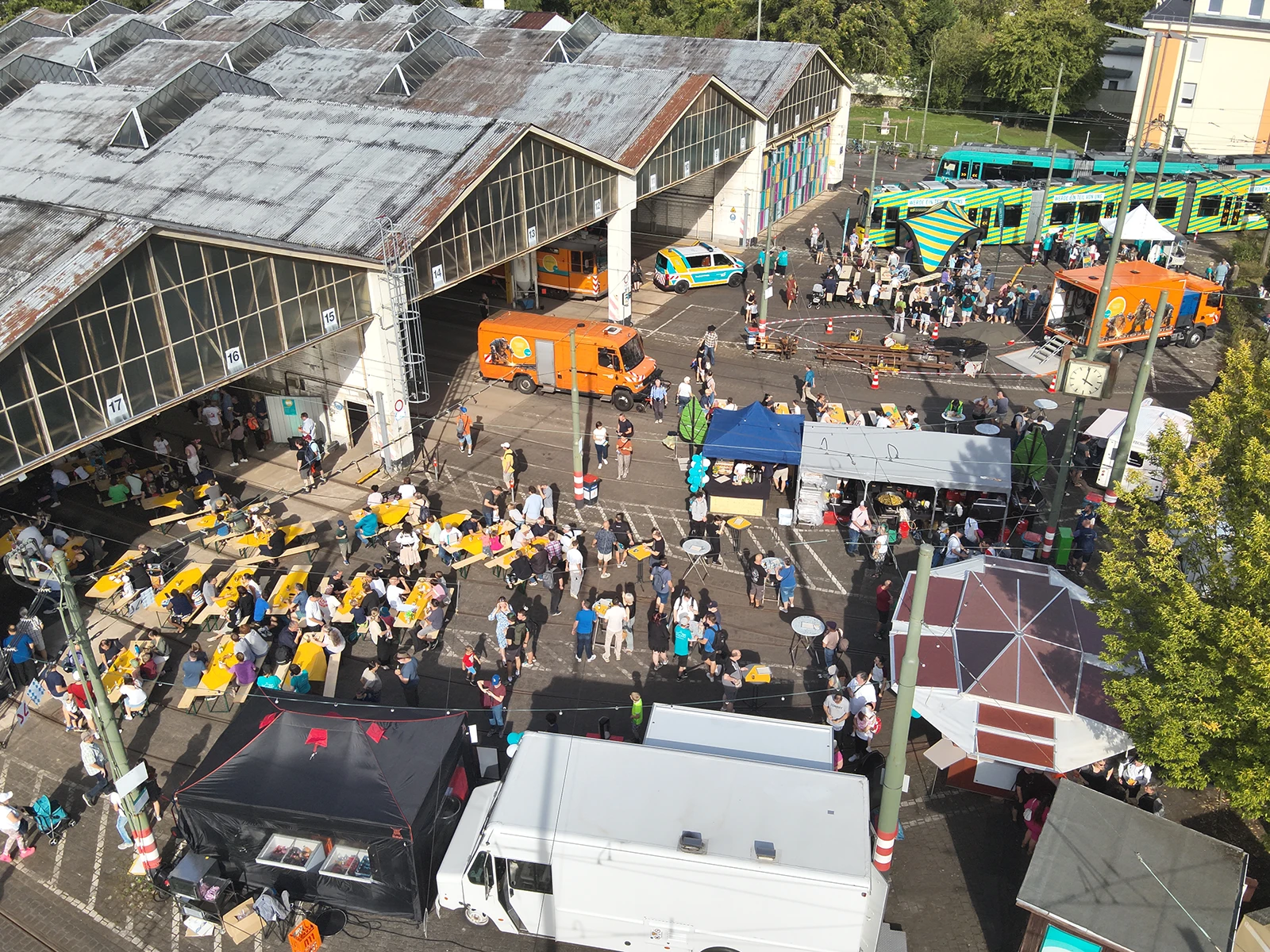 Luftanfnahme vom Tag der Schiene mit vielen Personen auf dem Gelände